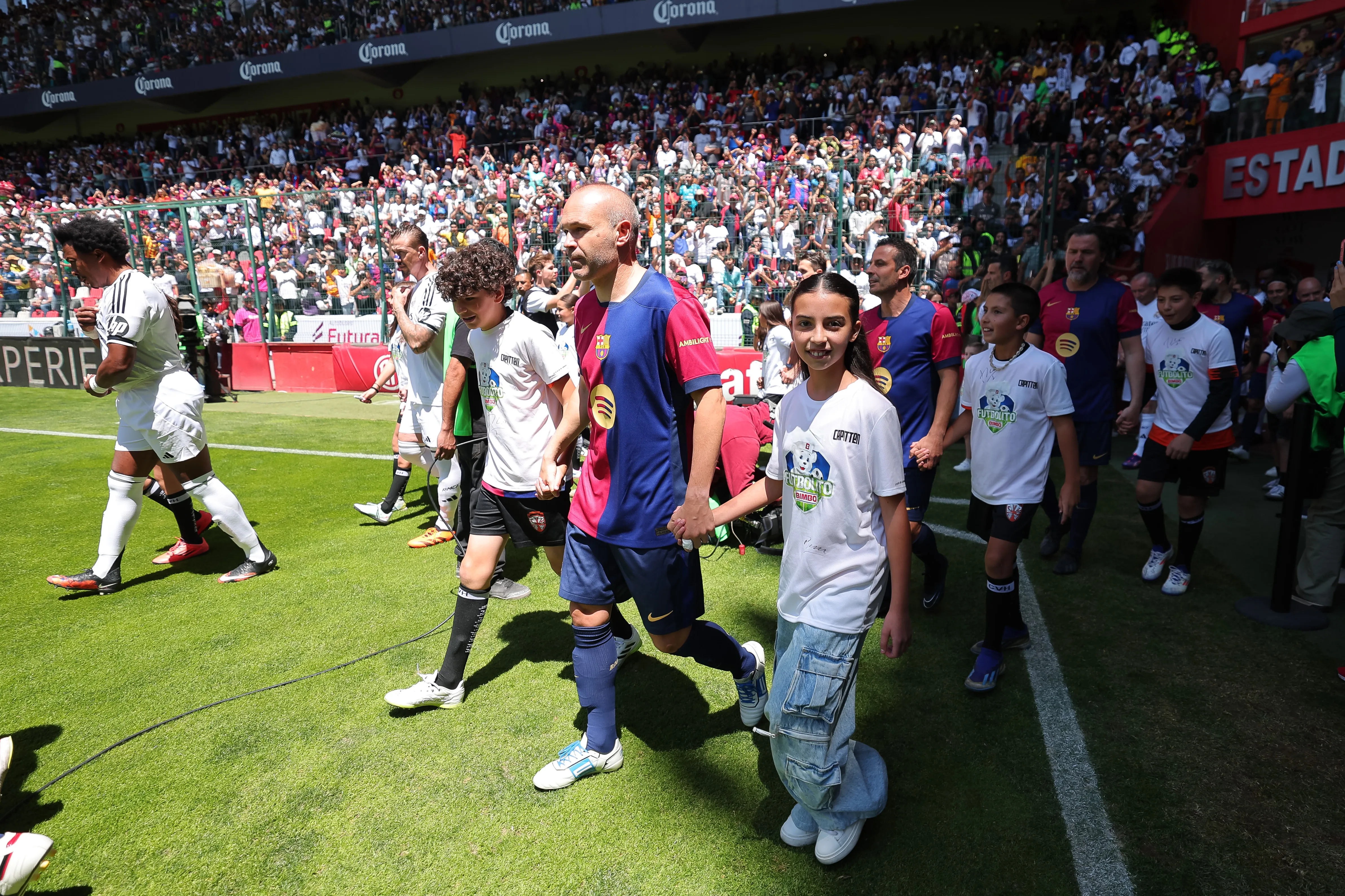La afición llenó las tribunas del Estadio Nemesio Diez