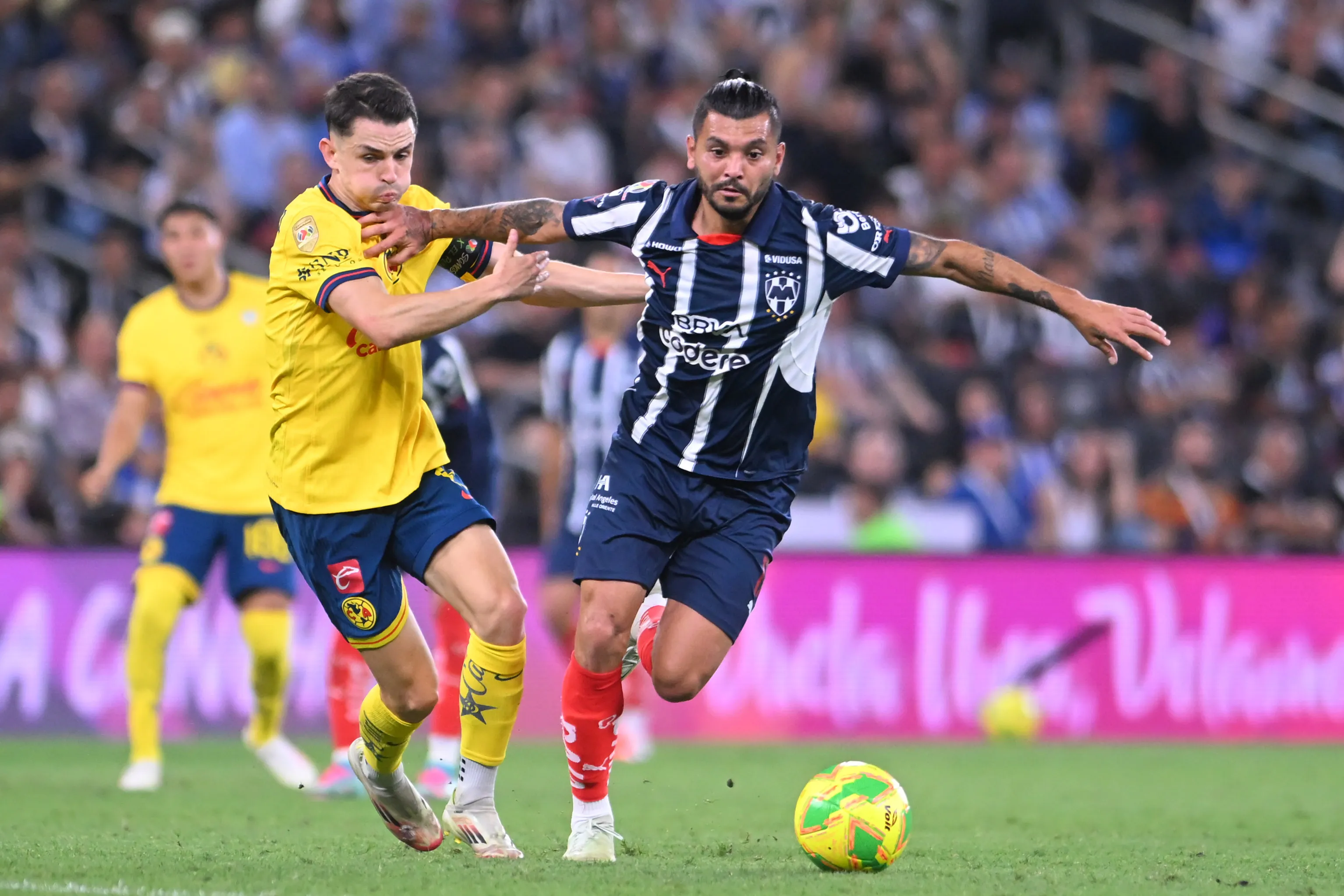 Álvaro Fidalgo y Jesús Tecatito Corona en disputa de balón