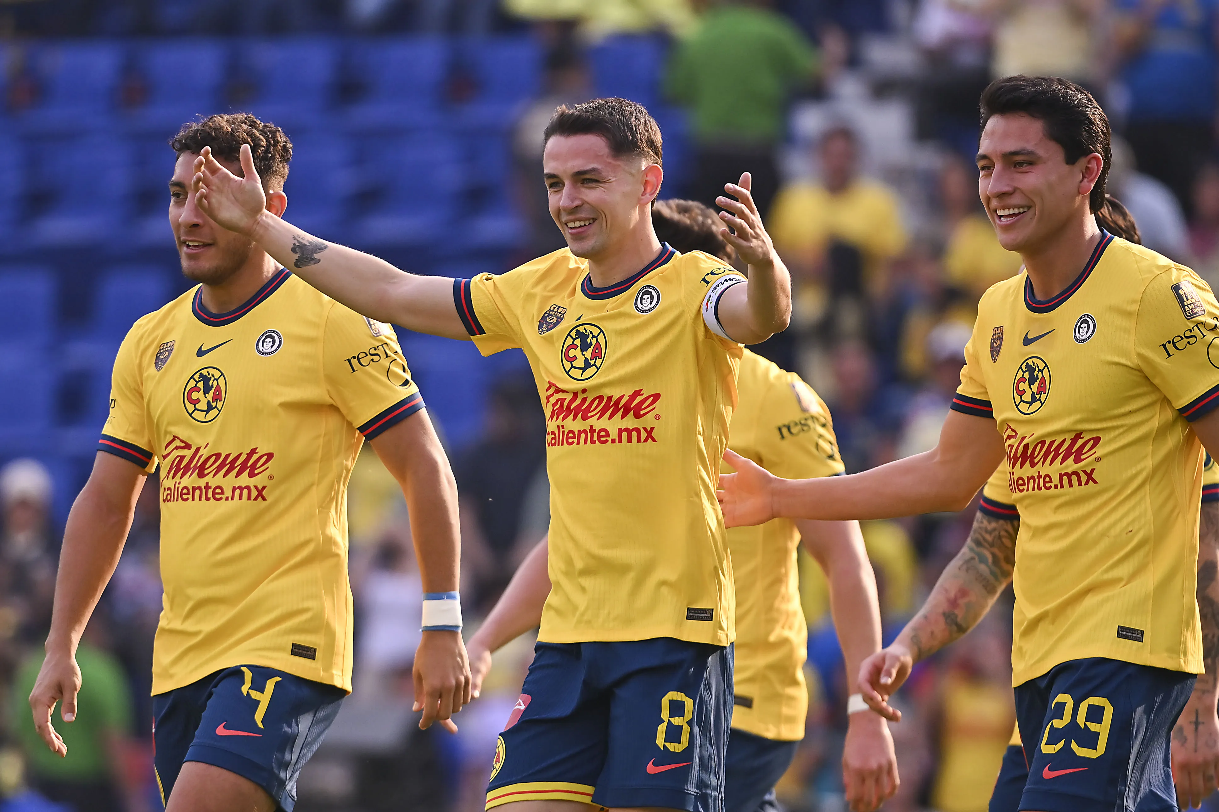 Fidalgo celebra un gol con América