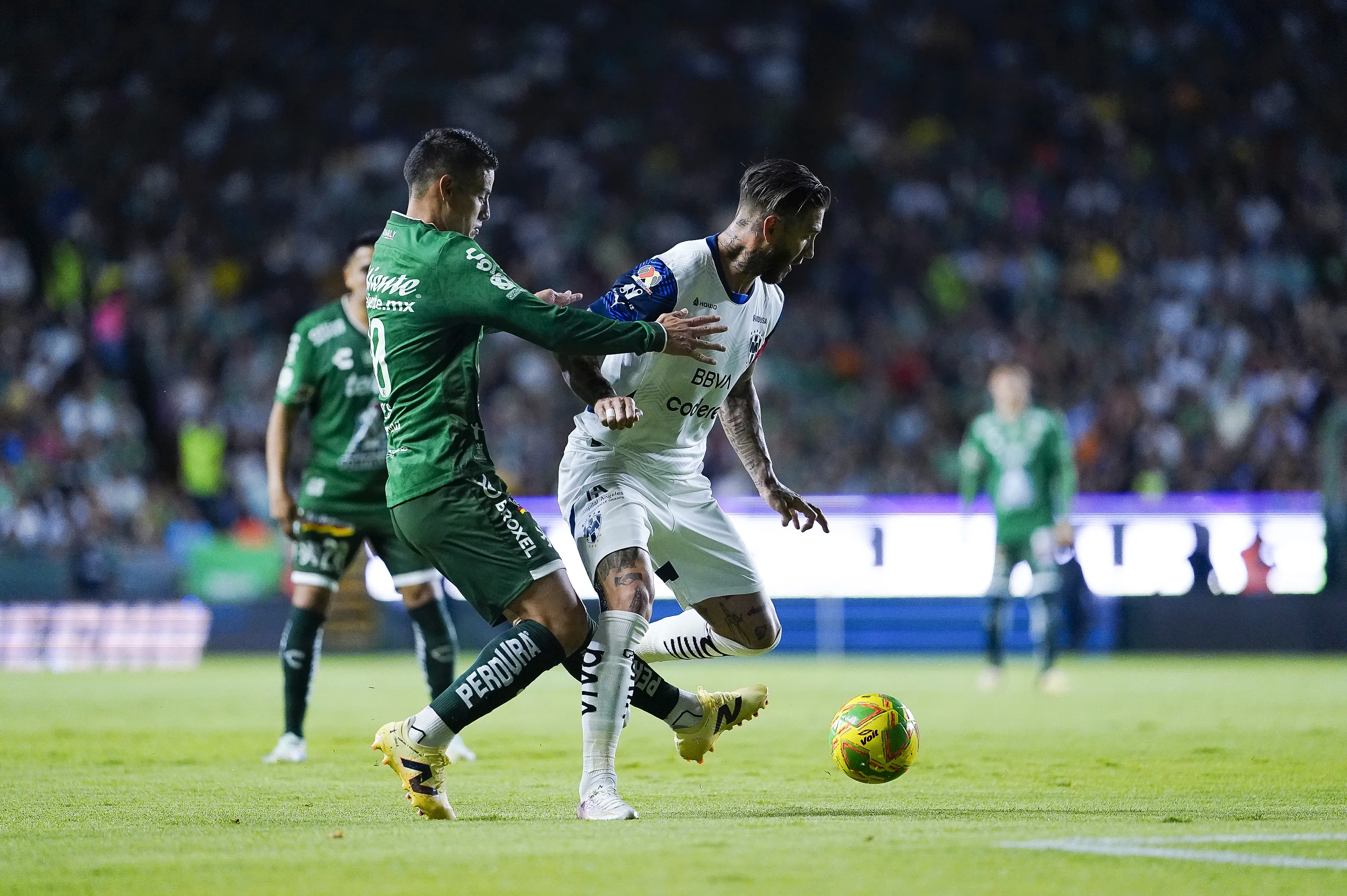 James Rodríguez y Sergio Ramos en partido de la Liga MX