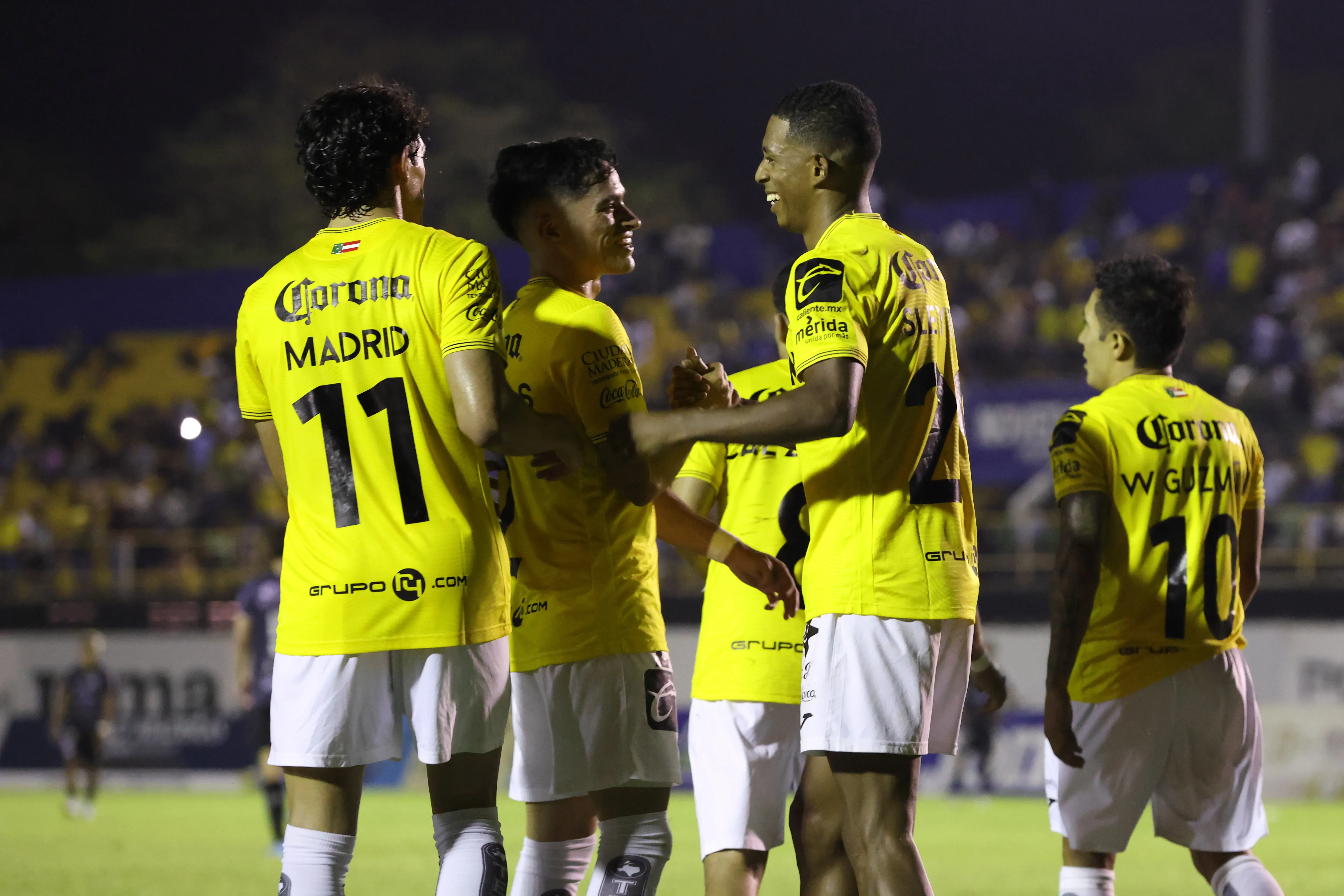 Jugadores de Venados en festejo de gol