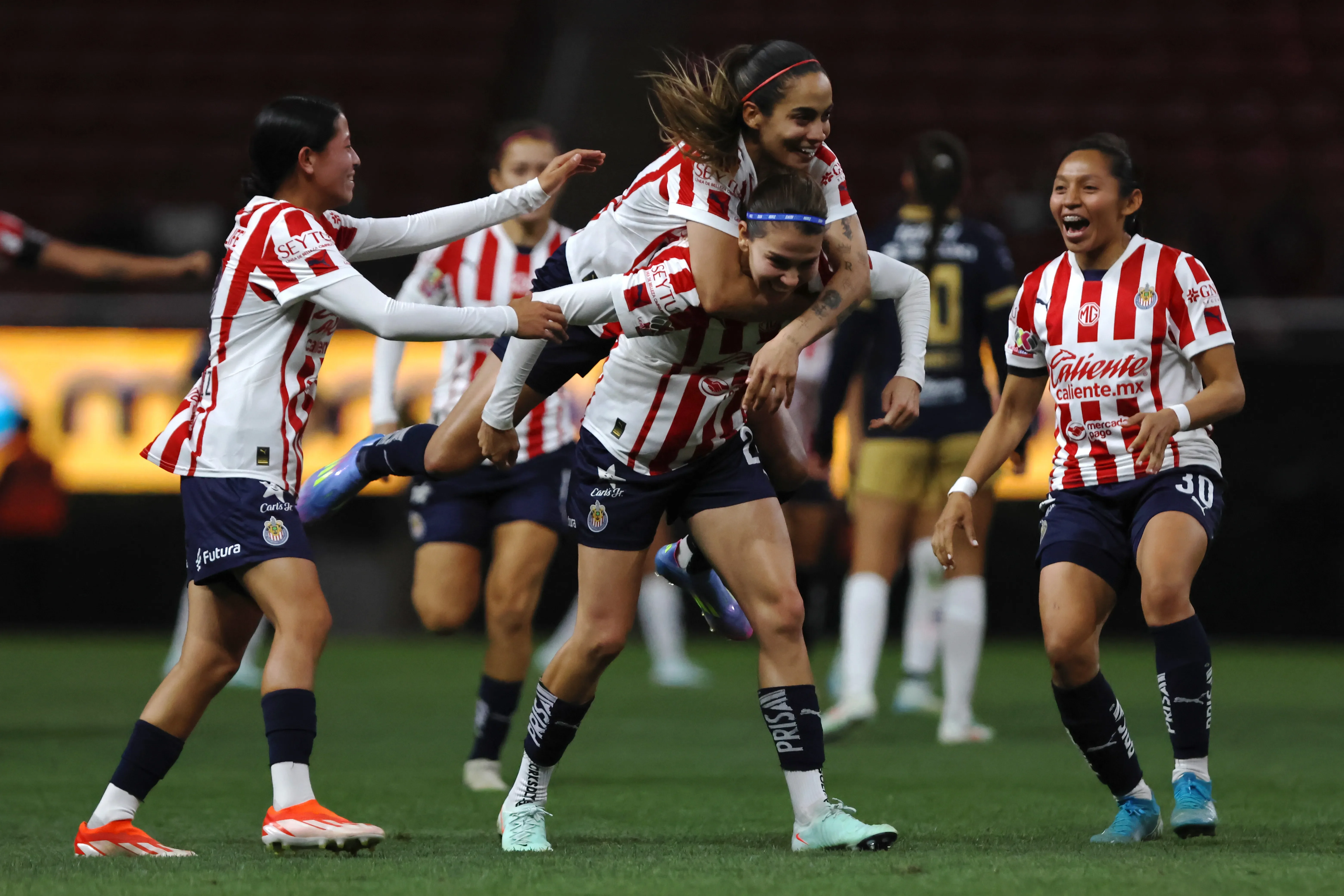 Caro Jaramillo y Licha Cervantes en celebración de gol