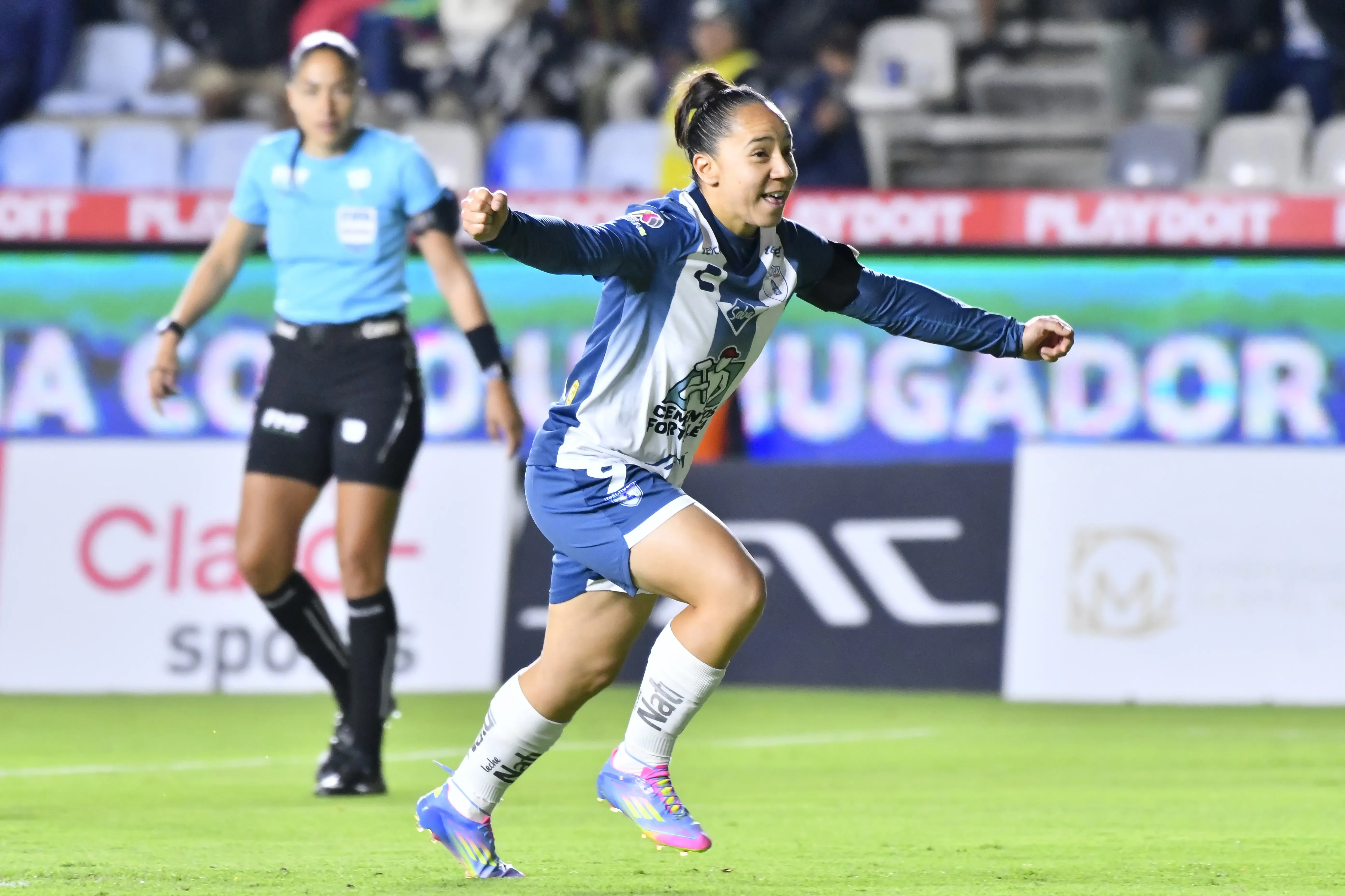 Charlyn Corral en celebración de gol ante Atlas