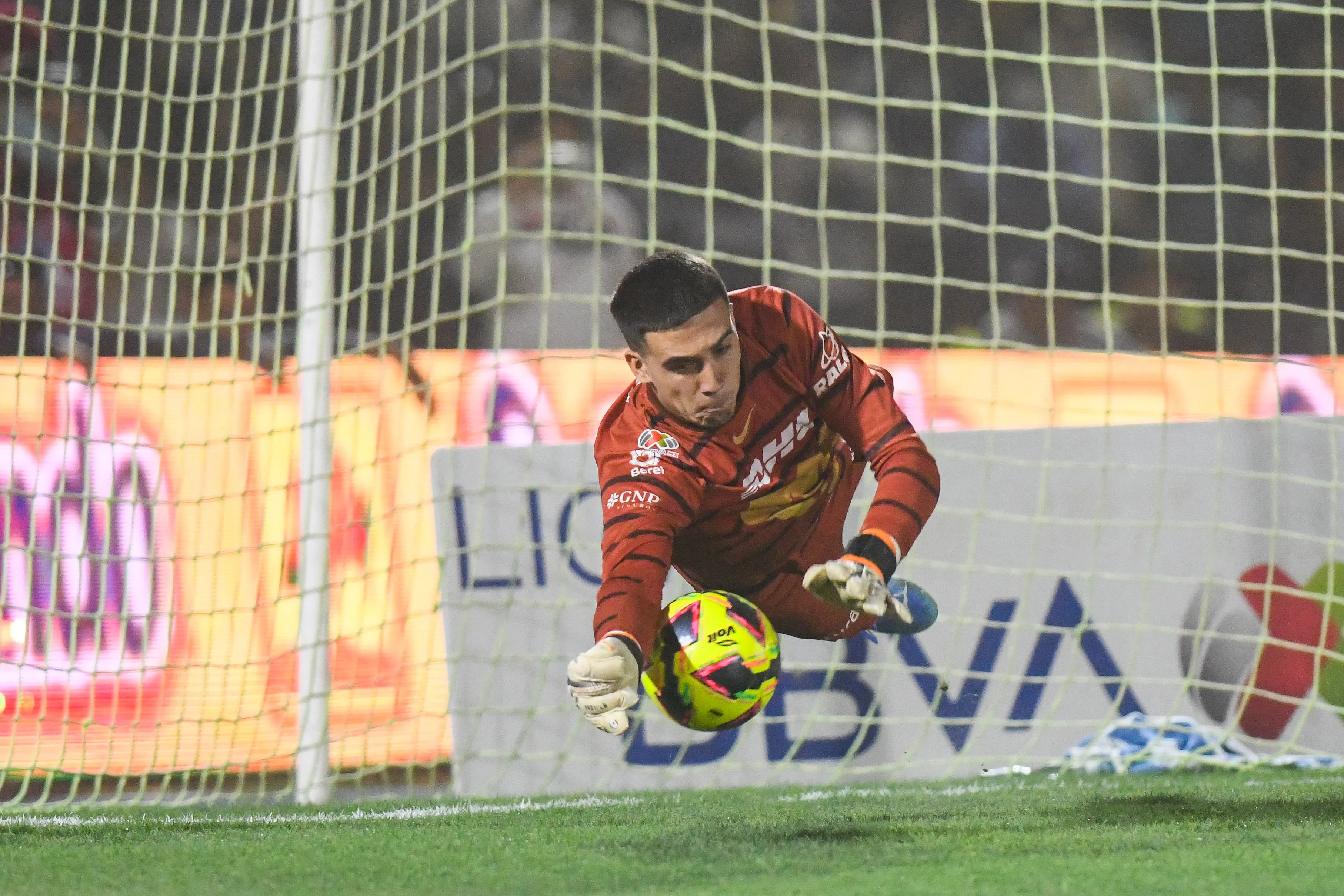 Padilla atajó tres penales ante los Bravos