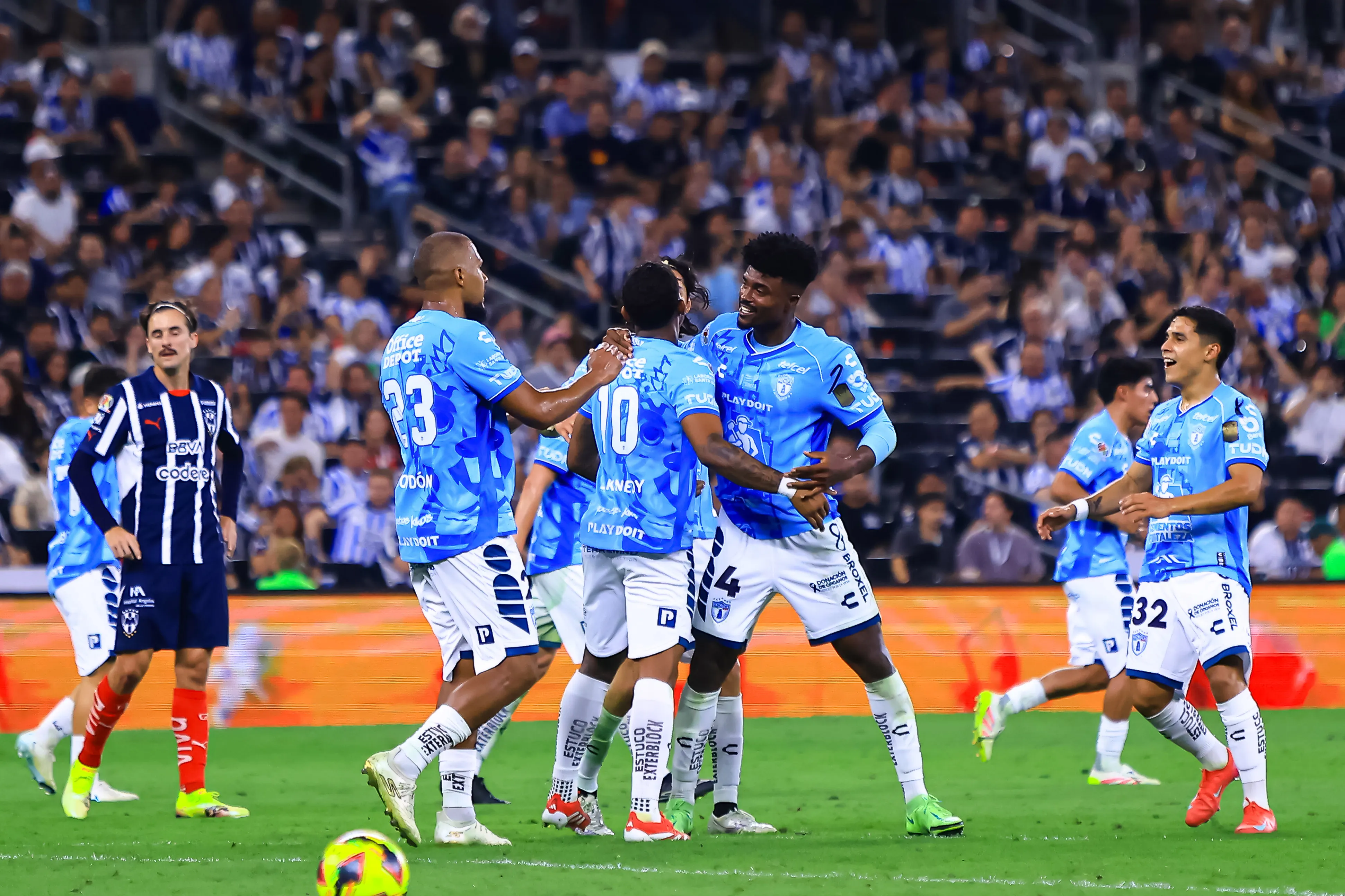 Pachuca avanzó tras remontar ante Rayados