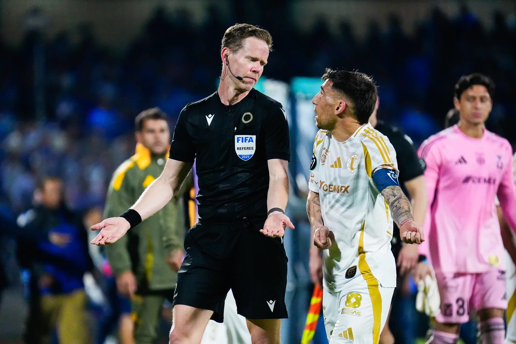 El arbitraje fue criticado y cuestionado en el juego de Cruz Azul ante Tigres