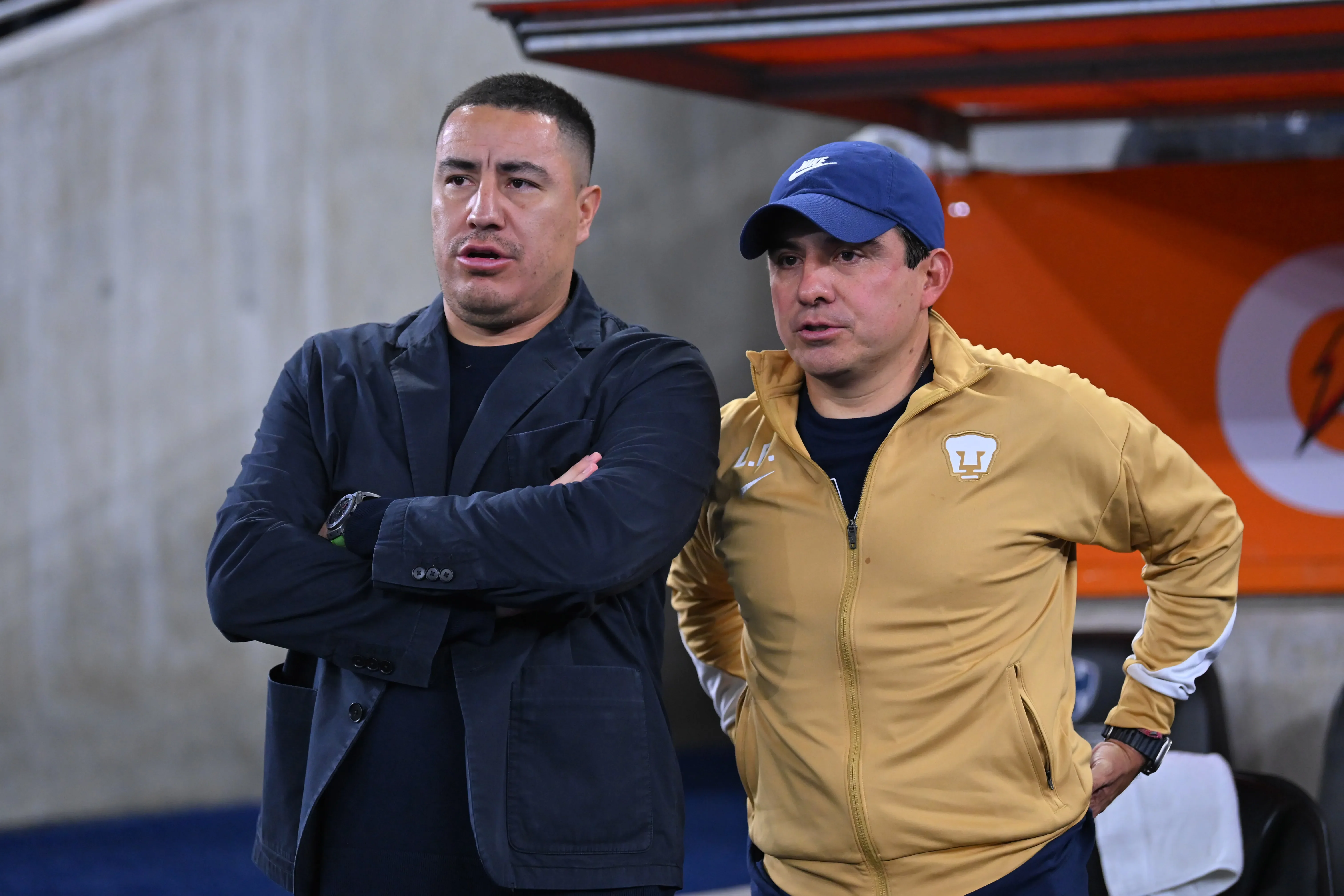 A Hugo Sánchez no le gusta Efraín Juárez con su actitud