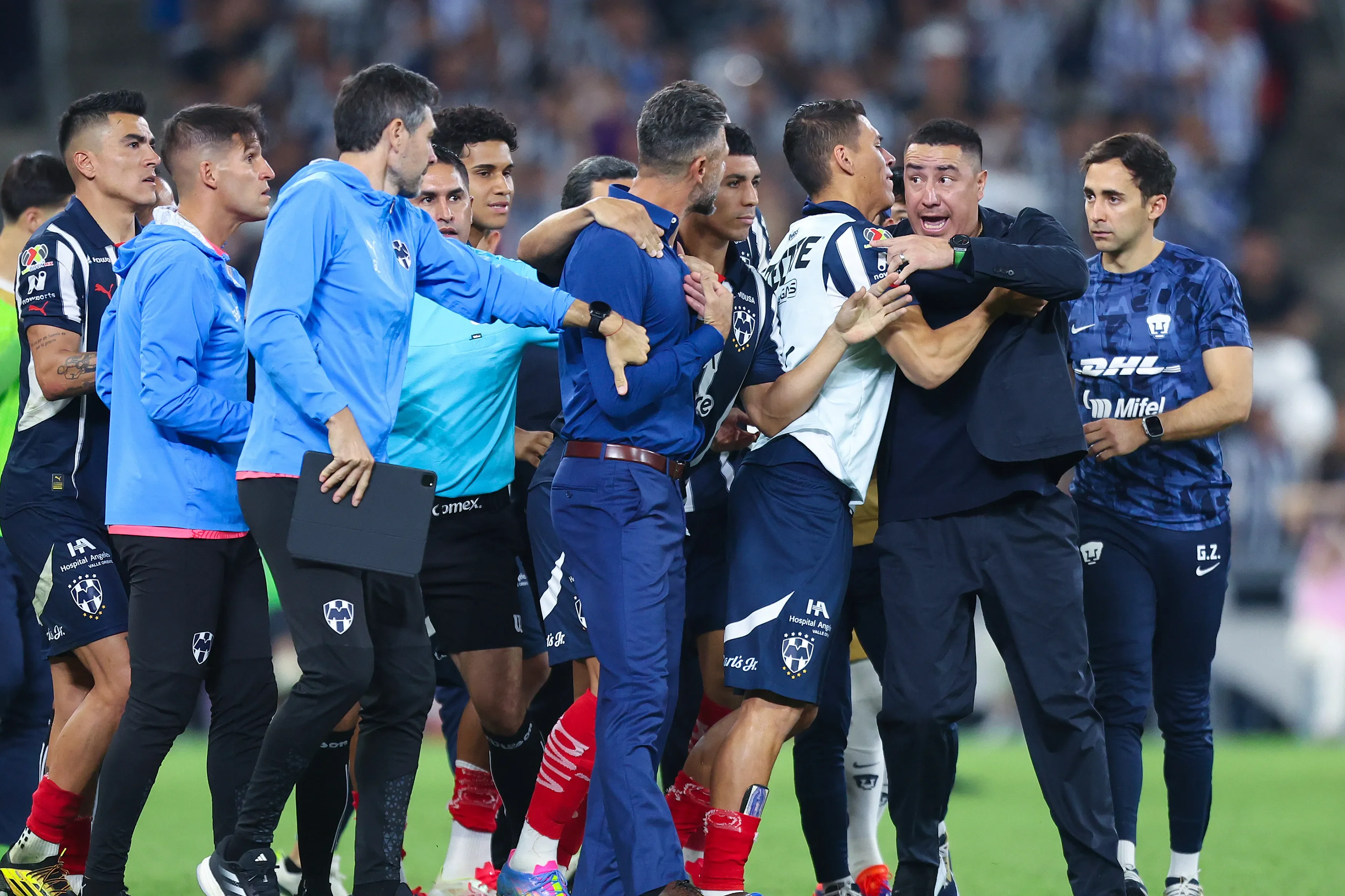 El partido entre Rayados y Pumas terminó caliente