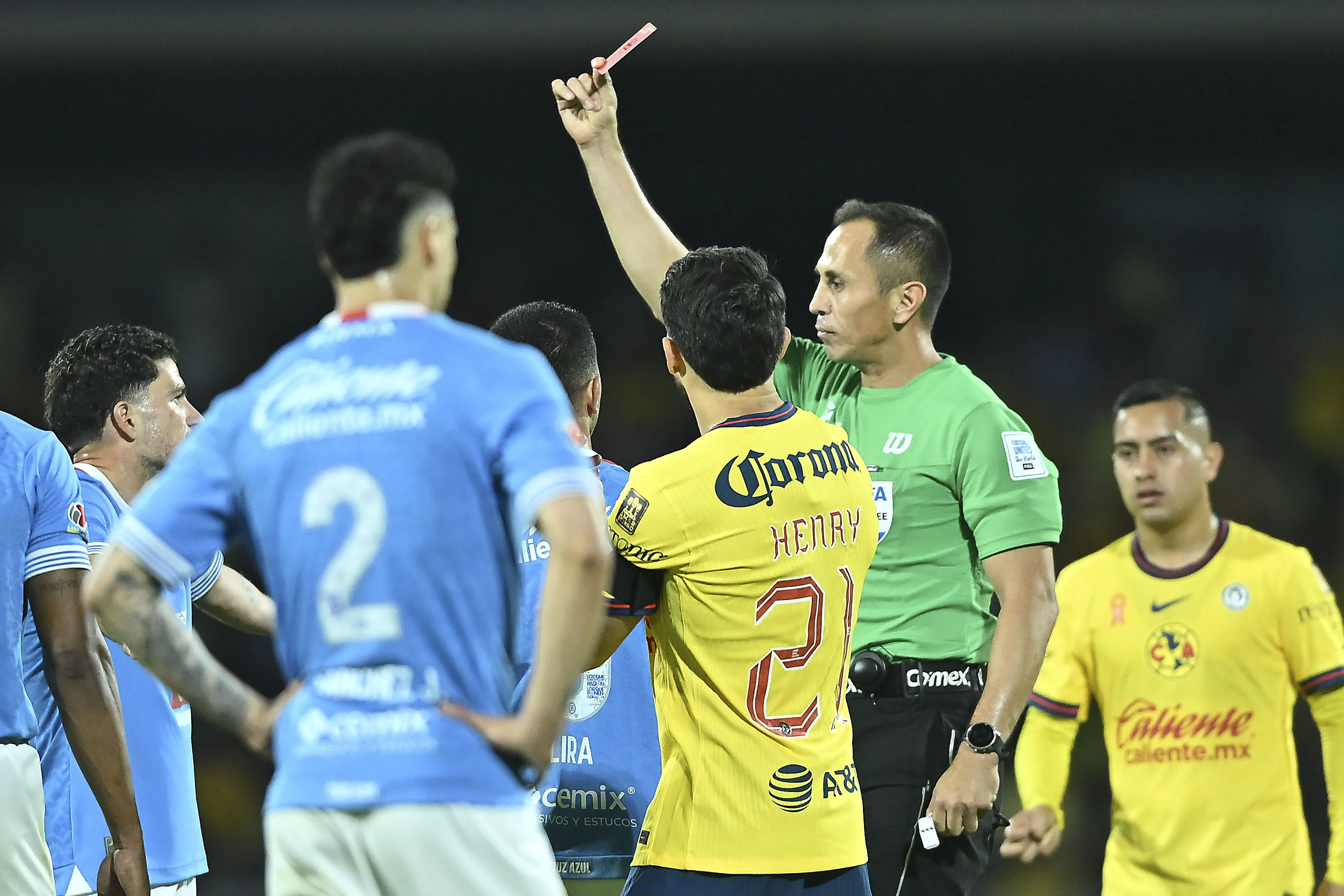 Cruz Azul ganó pese a la expulsión de Rivero