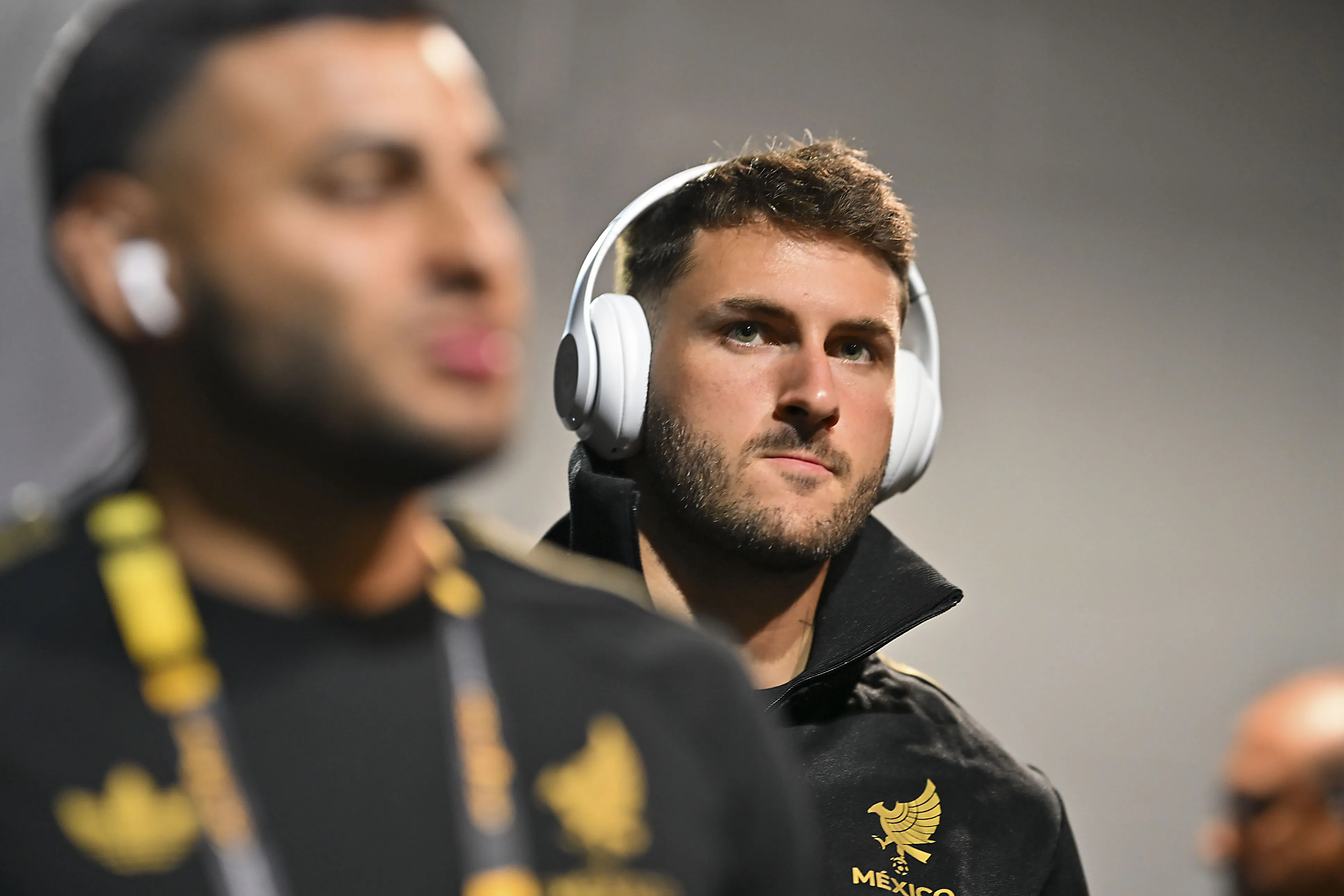 Santiago Giménez se siente tranquilo pese a sequía goleadora