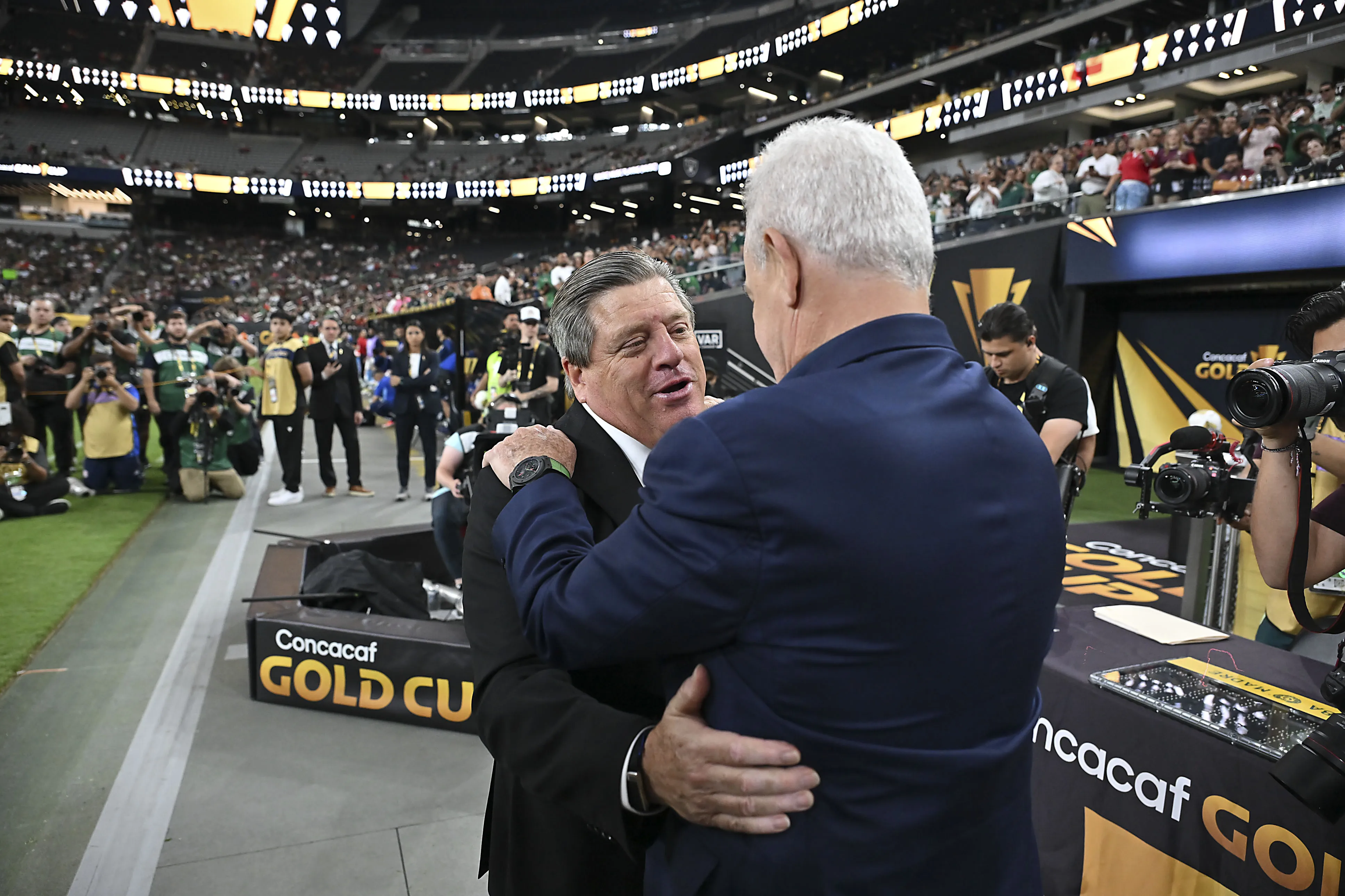 Miguel Herrera y Javier Aguirre en el banquillo del Allegiant Stadium