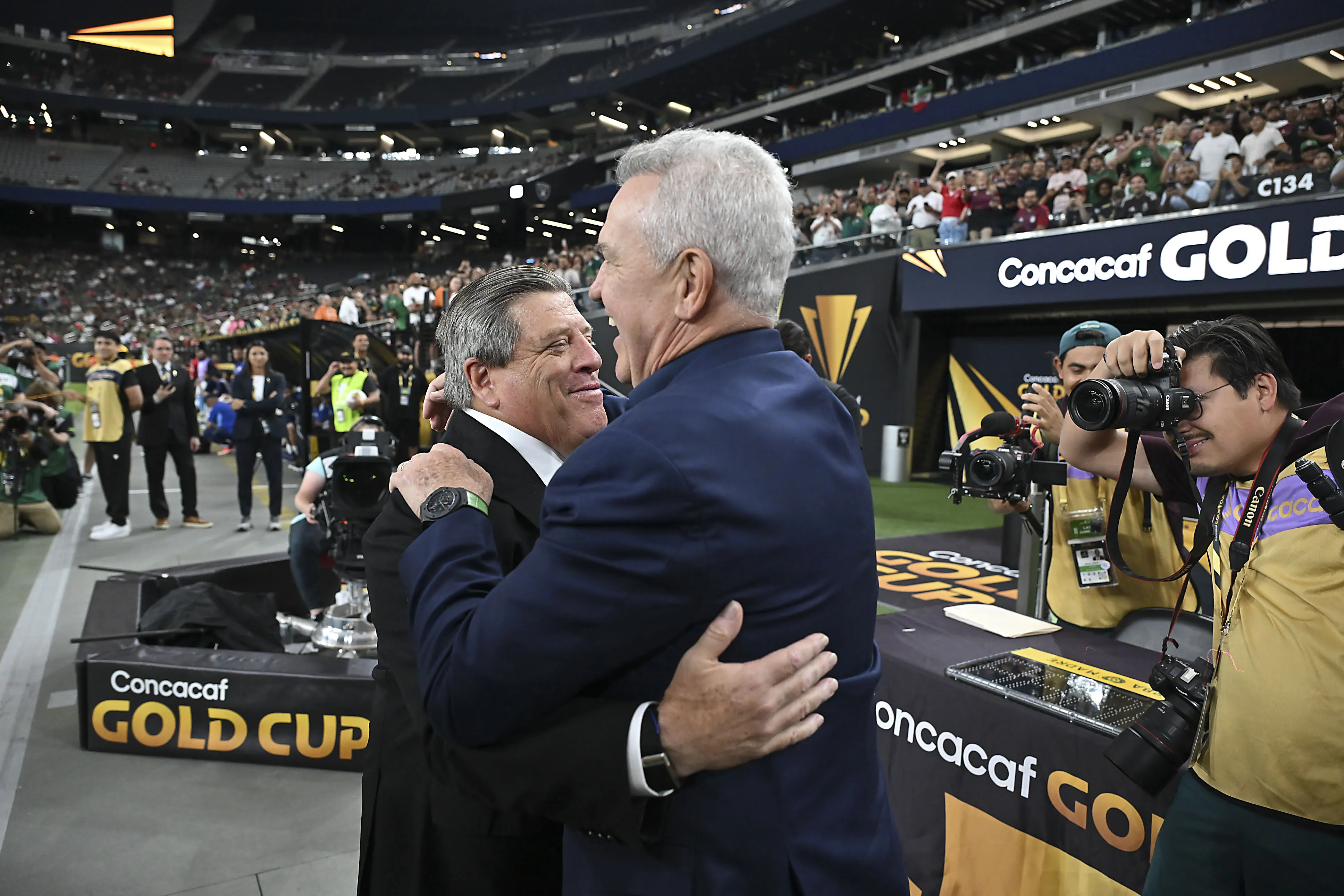 Aguirre le deseó suerte a Miguel Herrera