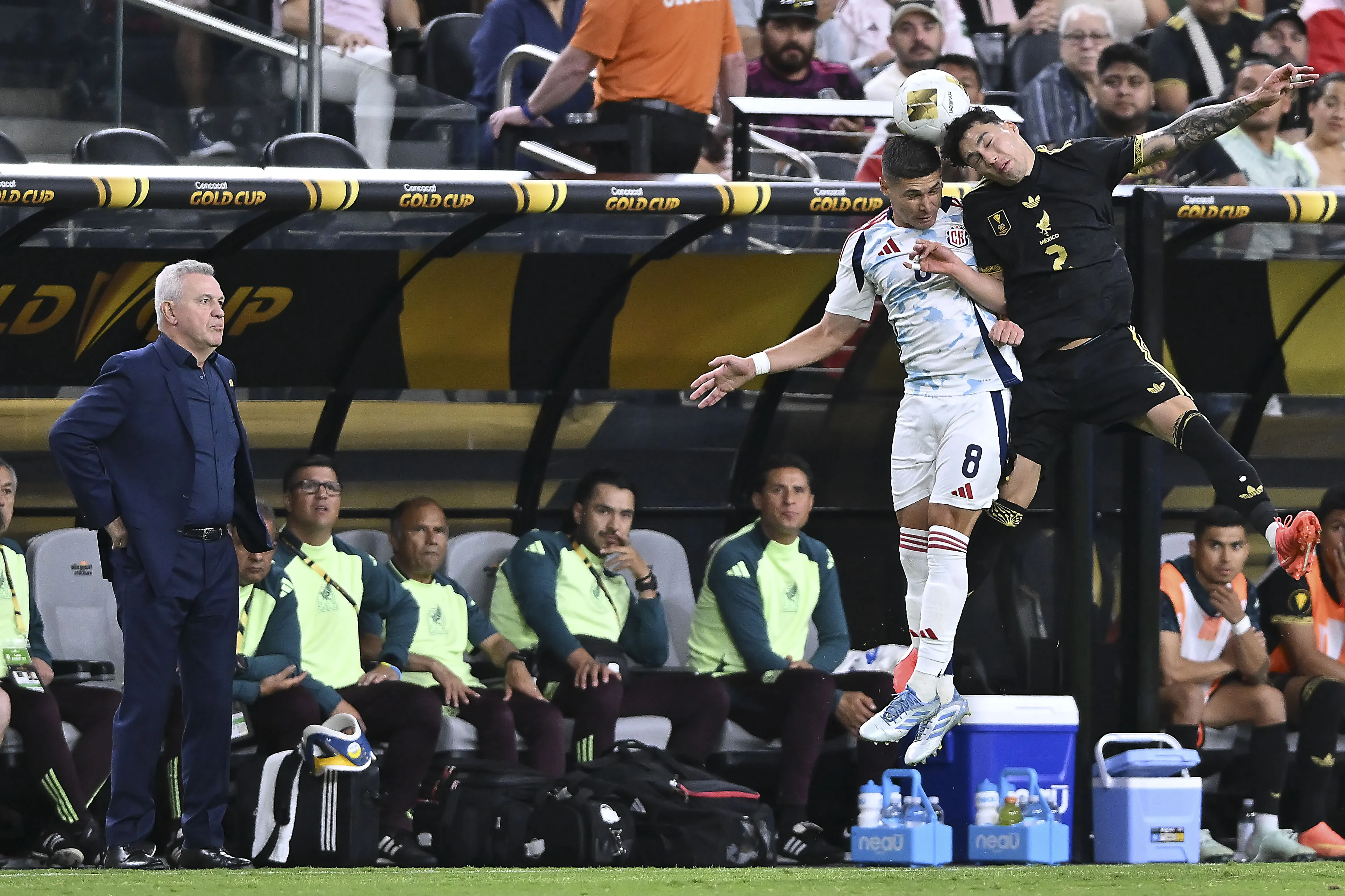 Jorge Sánchez en disputa del balón en el juego contra Costa Rica