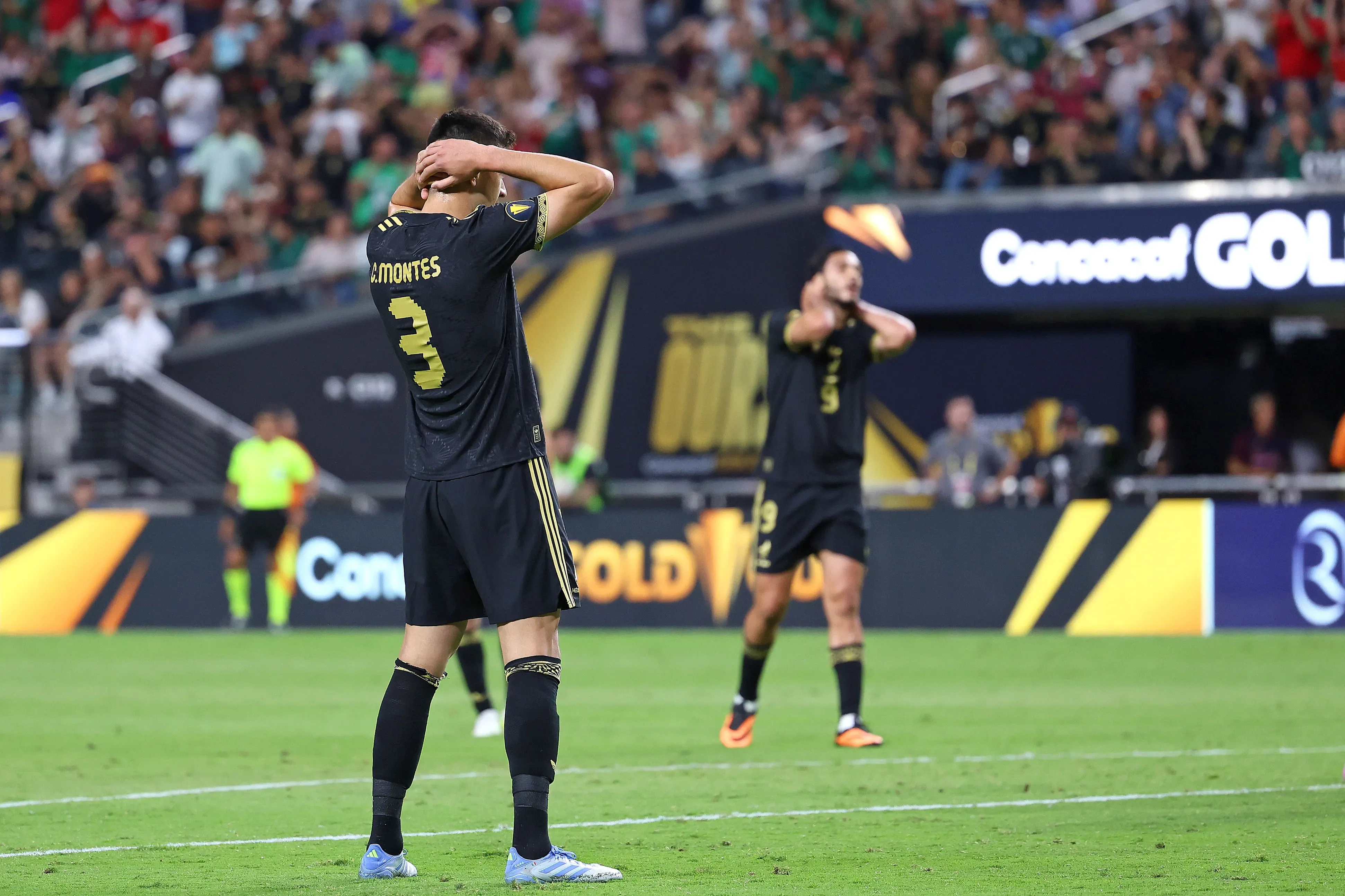 César Montes en lamento durante el partido de Copa Oro