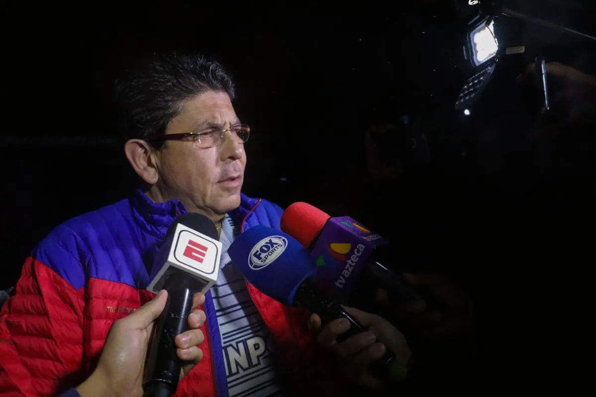 Fidel Kuri en atención a los medios de comunicación