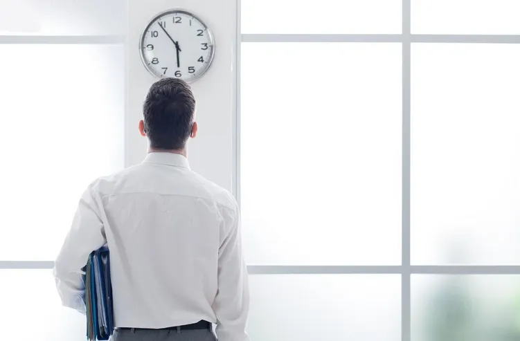 Los trabajadores no deberán laborar más de 40 horas a la semana / FREEPIK