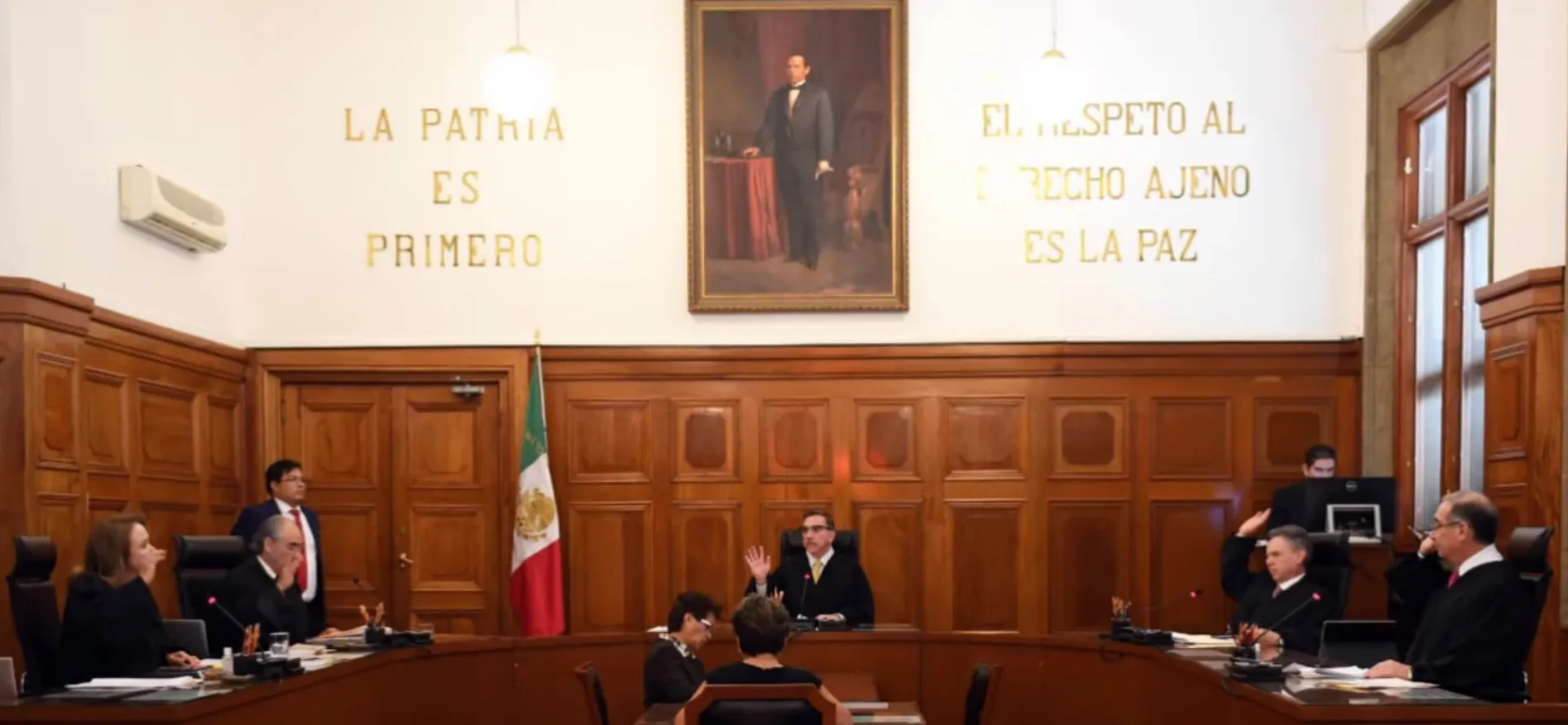 Los ministros ganan al mes 206 mil 948 pesos / Redes Sociales