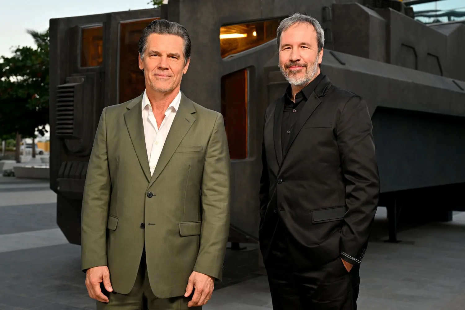 Josh Brolin posando junto a Denis Villeneuve / People