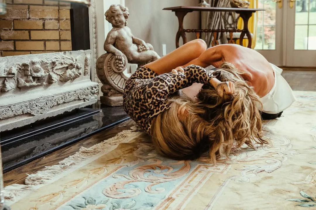 El pleito continuó hasta llegar al piso, donde nadie las separaba / IG: @karolg