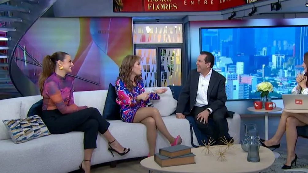 El periodista y la actriz se flecharon durante una entrevista en vivo/Televisa