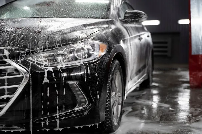 DE 140 subió a 9 mil el pago por lavar el coche en una plaza de Puebla / FREEPIK