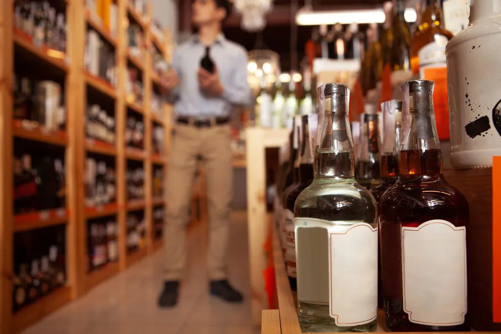 La venta y consumo de alcohol en la vía pública se sancionará / FREEPIK