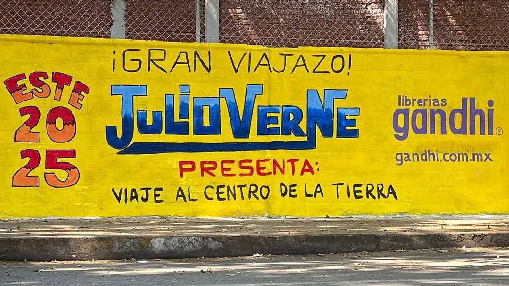 Las imágenes de estas bardas se han hecho virales en redes sociales/X: @LibreriasGandhi