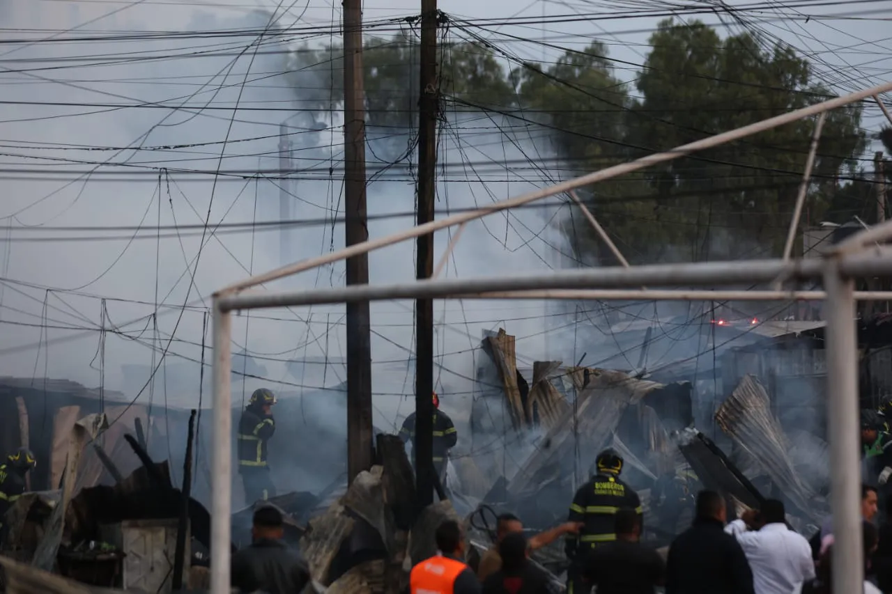 Bomberos y vecinos ayudaron para apagar el incendio / Redes Sociales