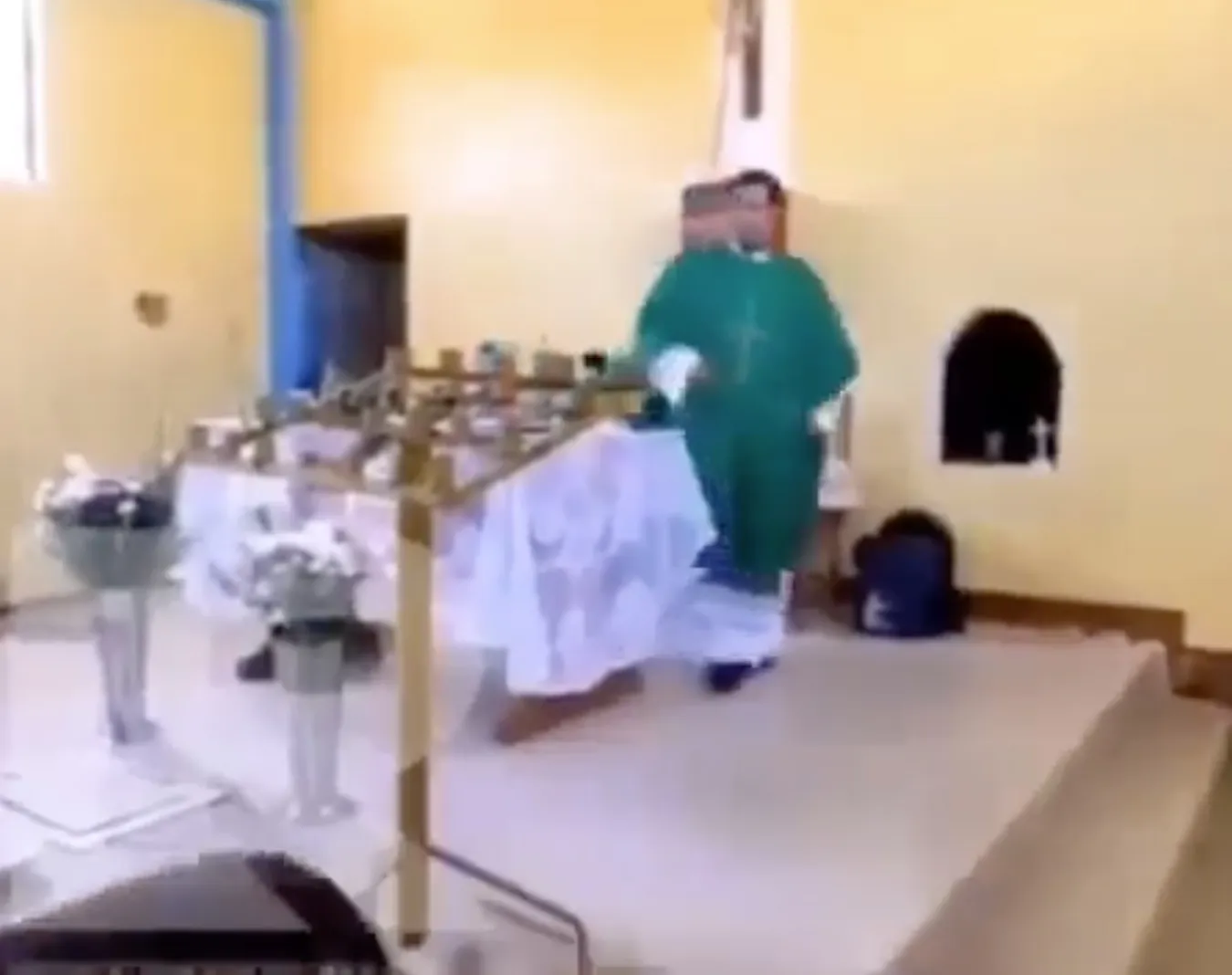 El cura acabó corriendo al lomito con un patada / Redes Sociales