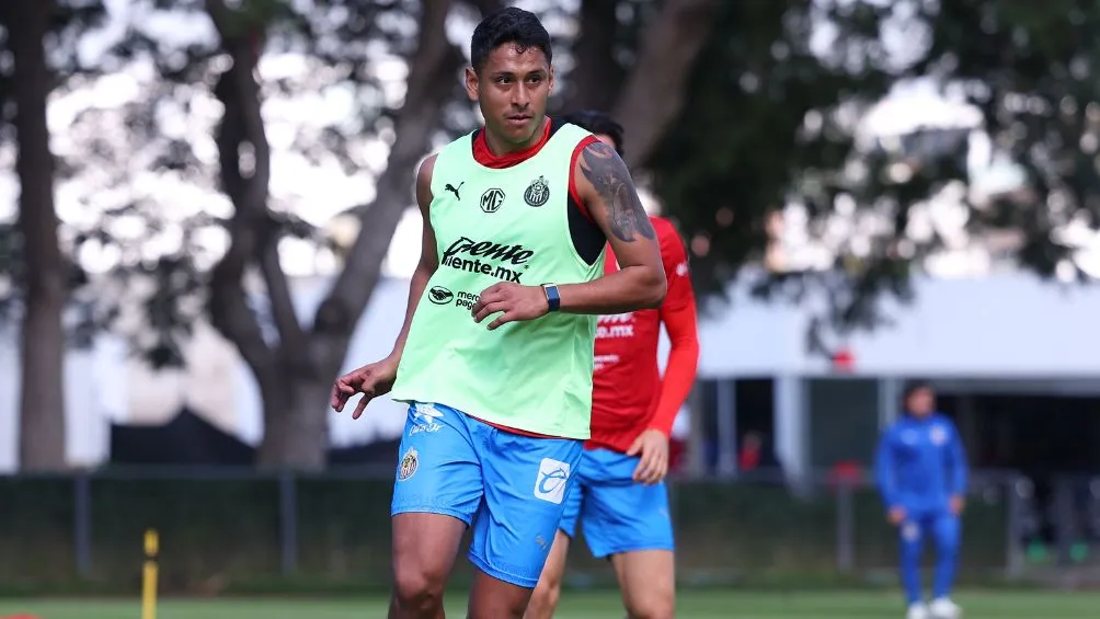 Romo durante un entrenamiento con Chivas | @Chivas