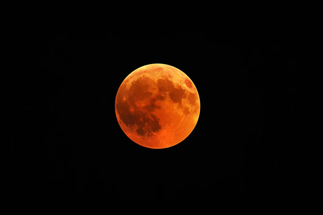 Durante seis horas la luna se pondrá de color rojo / FREEPIK