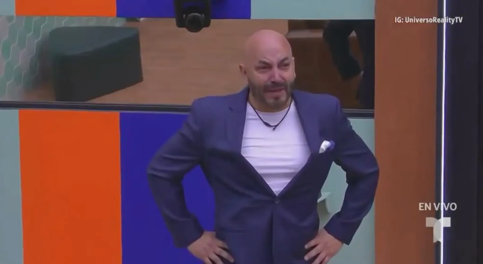 El cantante empezó a llorar tras anunciar su salida del reality / Redes Sociales