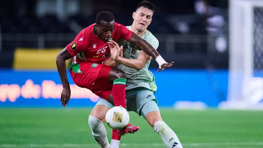 César Montes ante Surinam | MEXSPORT