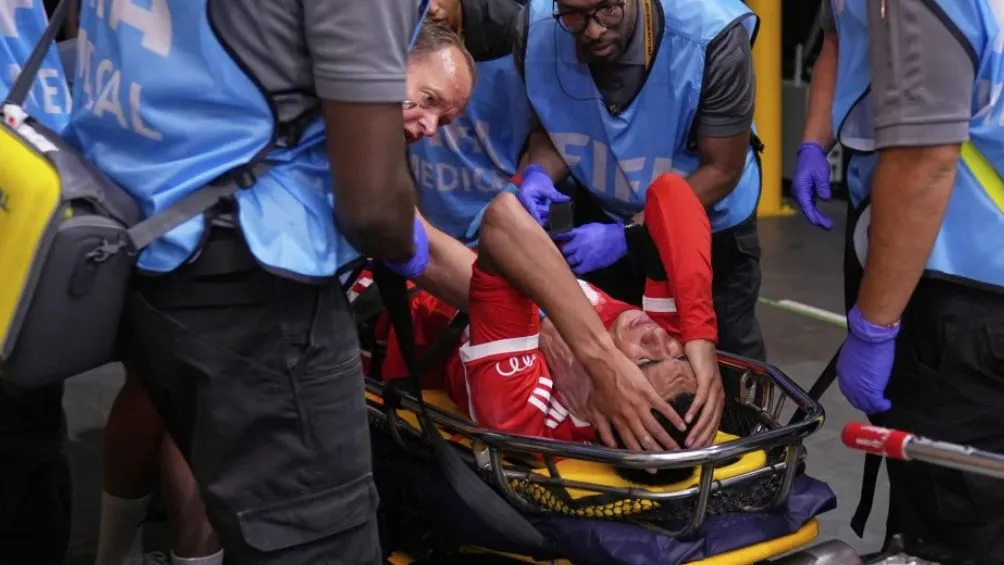 Jamal saliendo en camilla del inmueble | AP