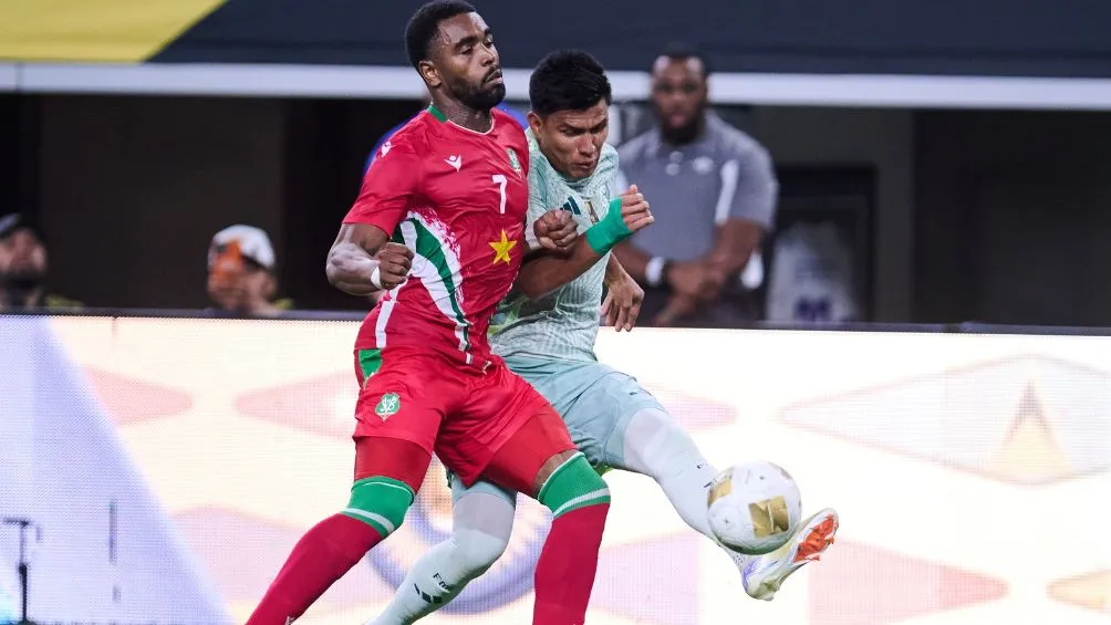 Jesús Gallardo en el duelo ante Surinam | MEXSPORT