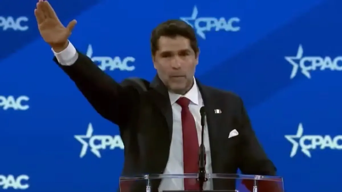Eduardo Verástegui haciendo saludo nazi en la CPAC / Reds Sociales