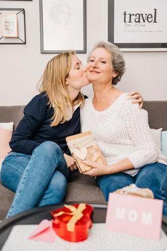 Los regalos de mamá van desde un perfume hasta un ramo de flores / FREEPIK