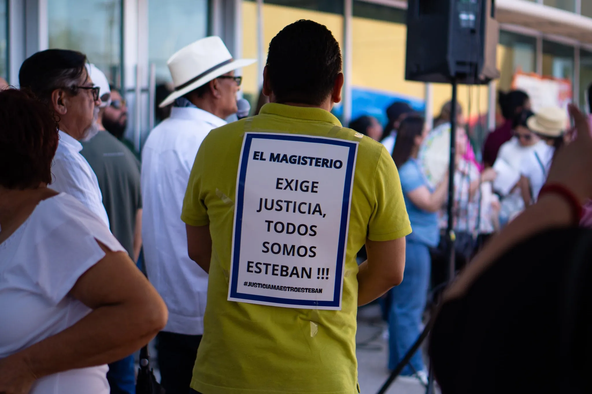 El maestro tendrá que firma cada mes para no pisar la cárcel y está separado de su cargo / Redes Sociales