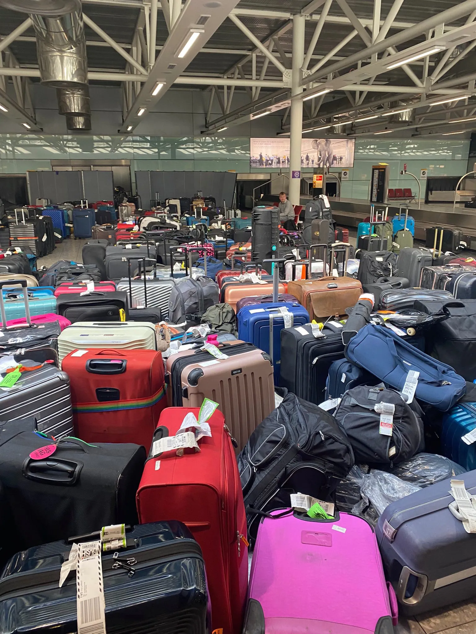 El equipaje olvidado en el AICM no se vende / Redes Sociales