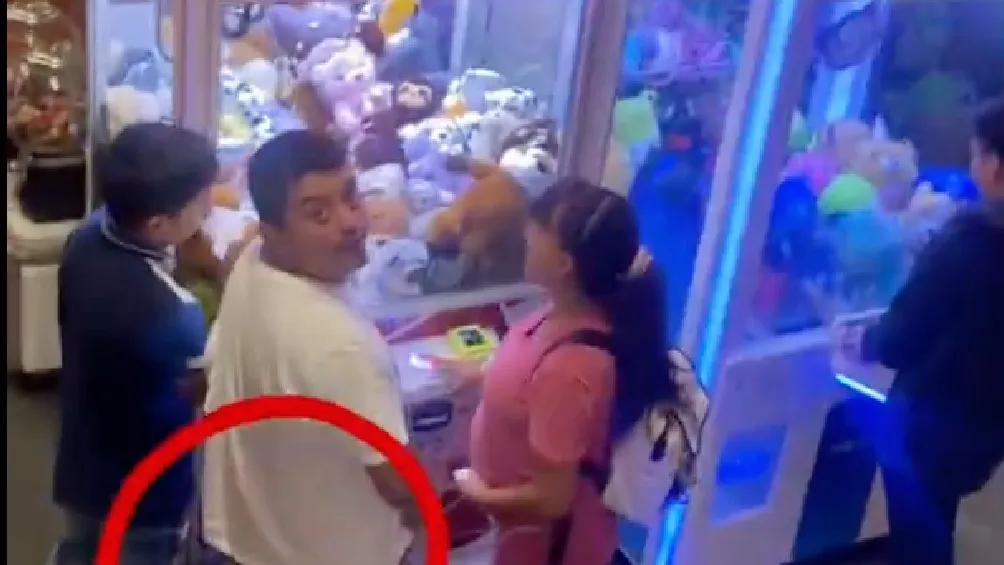 El hombre de la familia, al notar que lo estaban grabando, reaccionó de manera agresiva, se dirigió al denunciante y lo amenazó con golpearlo si no borraba el video/Redes Sociales