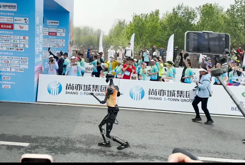 Los robots humanoides corrieron en un circuito a parte de las personas / Redes Sociales