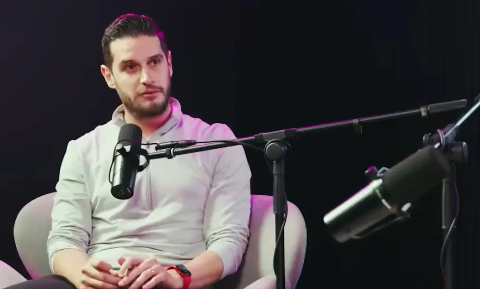 La conductora se le fue al 'cuello' a Adrián Marcelo / Redes Sociales