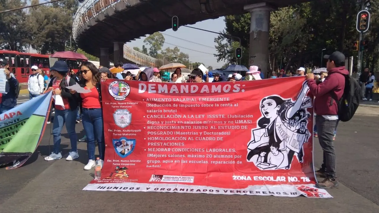 Los maestros están protestando por una ley que les afecta en su jubilación / FB: @CNTE.enlace
