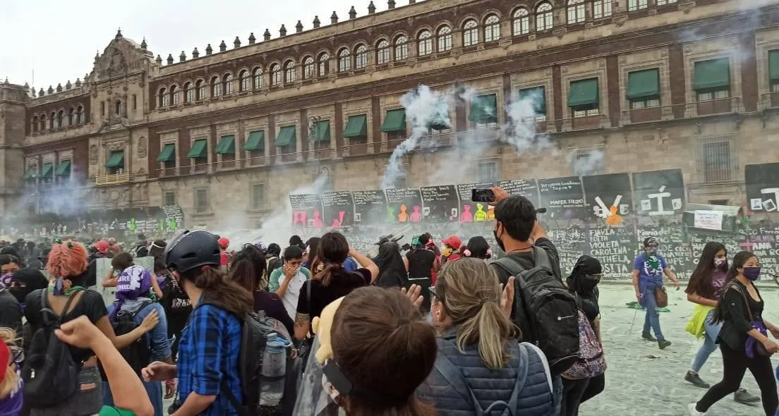 Camina contrario a donde lancen gas lacrimógeno / FB: @Marcha8M