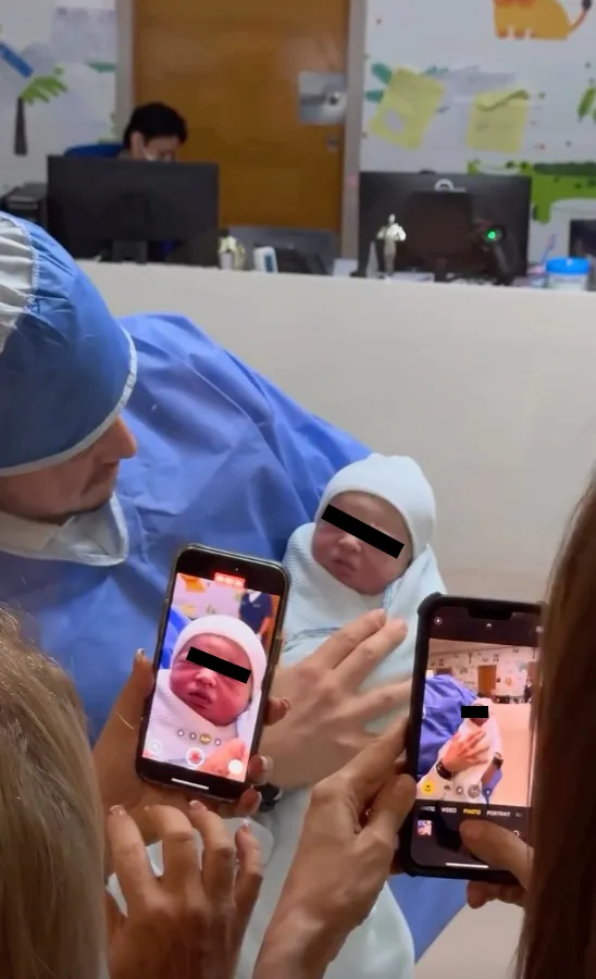 Samuel García presumió con la familia la llegada de su hija / Redes Sociales