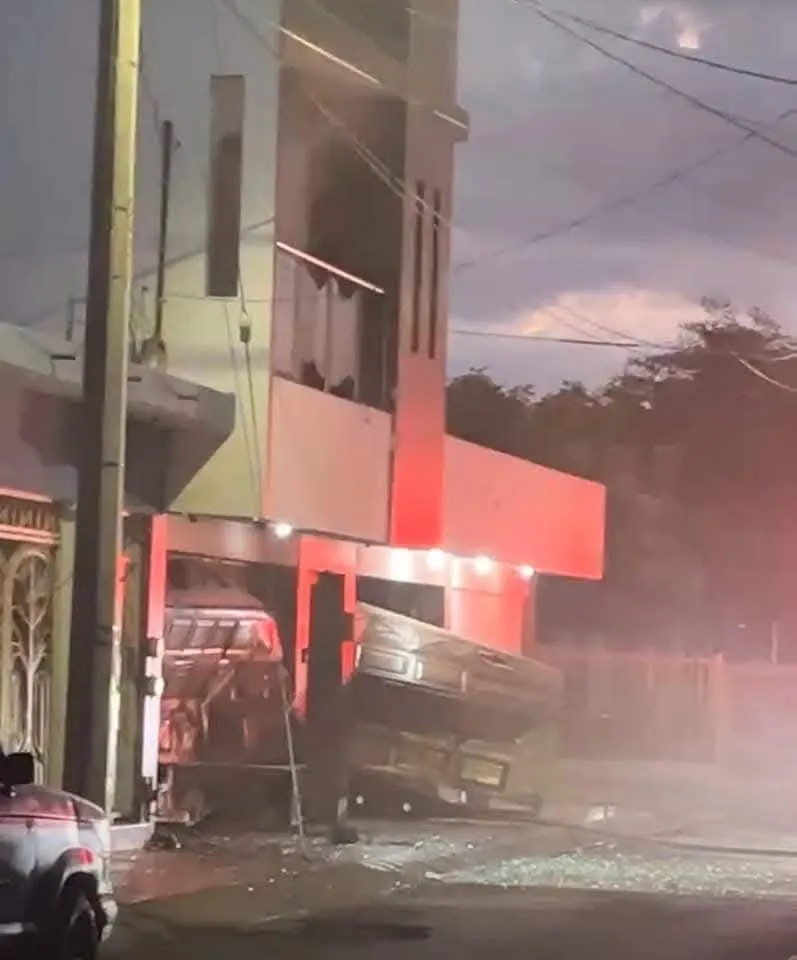 Los portones de la casa fueron derribados / Redes Sociales