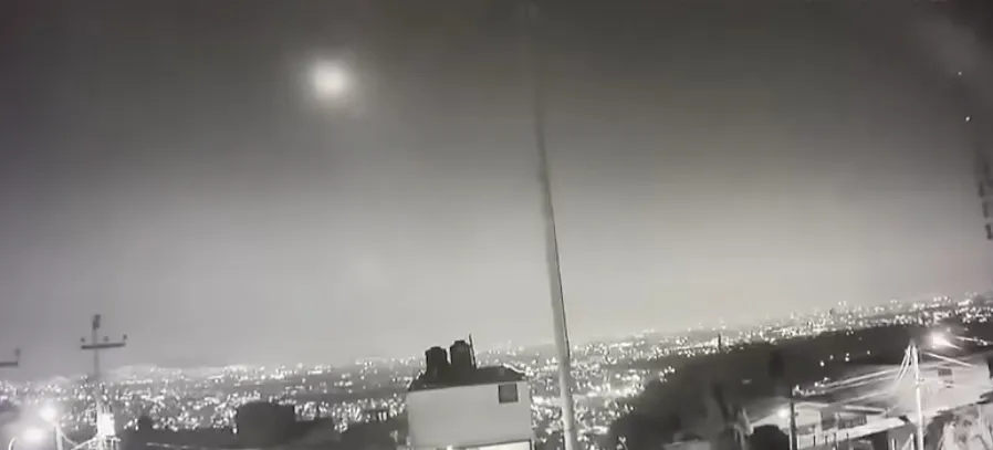 El objeto fue captado por unos segundos antes de explotar / Redes Sociales