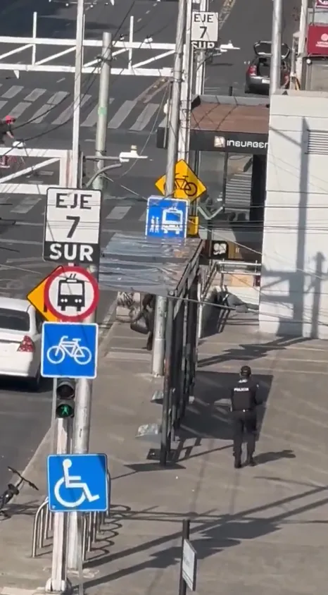 Los policías enfrentaron a un hombre que iba armado / Redes Sociales