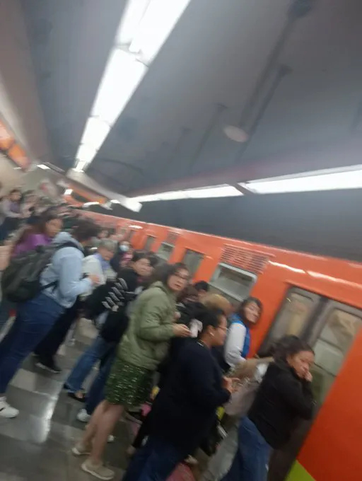 Los usuarios se empezaron a juntar debido a que los trenes no avanzaban / Redes Sociales