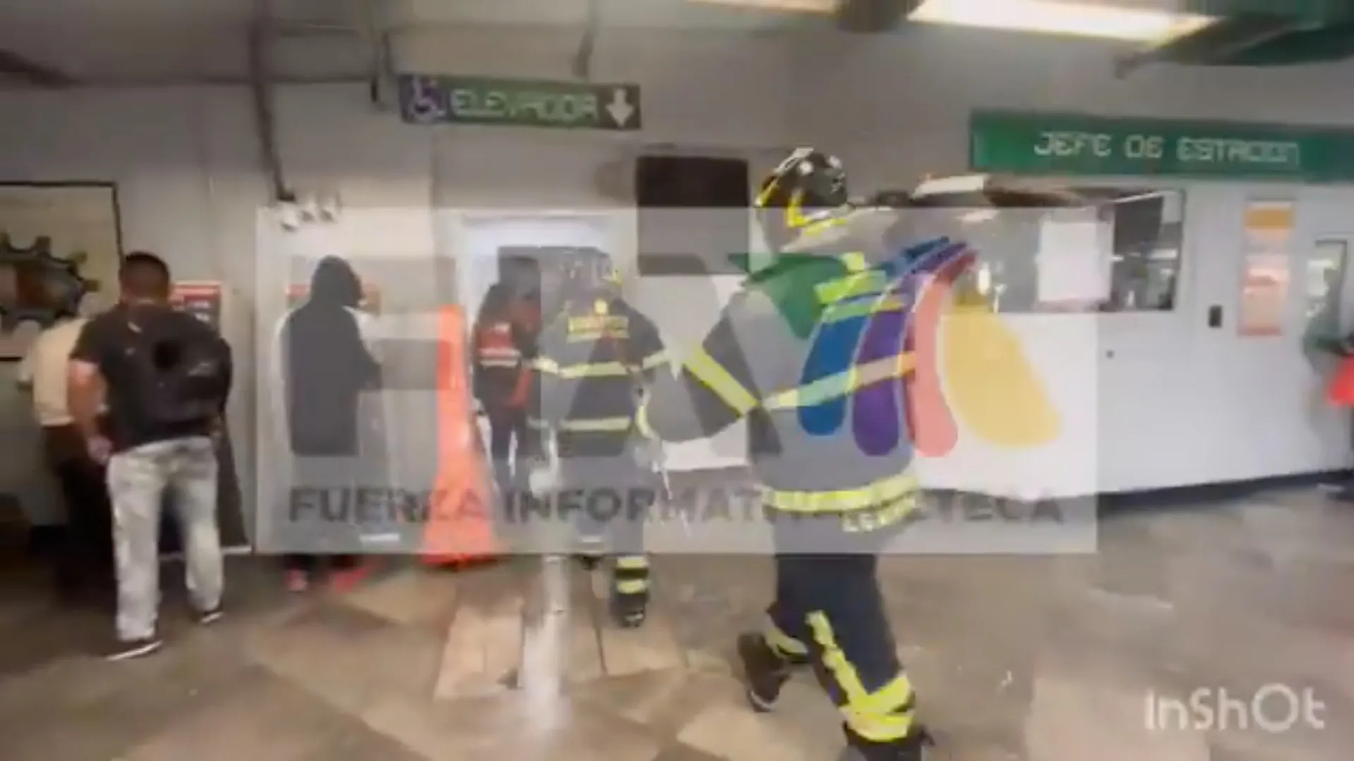 Los bomberos llegaron con maquinaria especial para abrir el ascensor / Redes Sociales